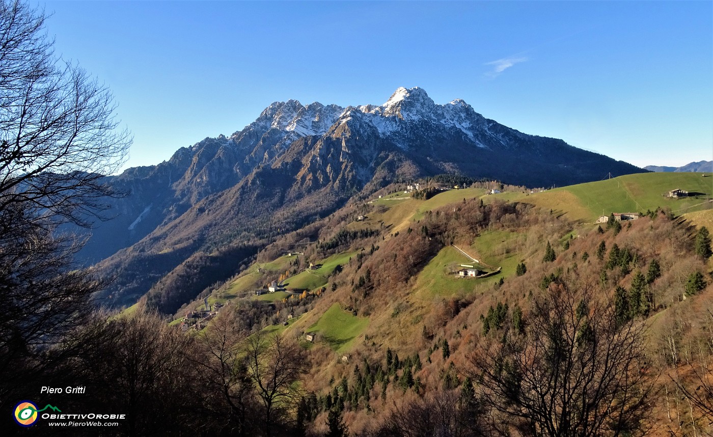 15 Vista sul Colle di Zambla e verso l'Alben.JPG -                                